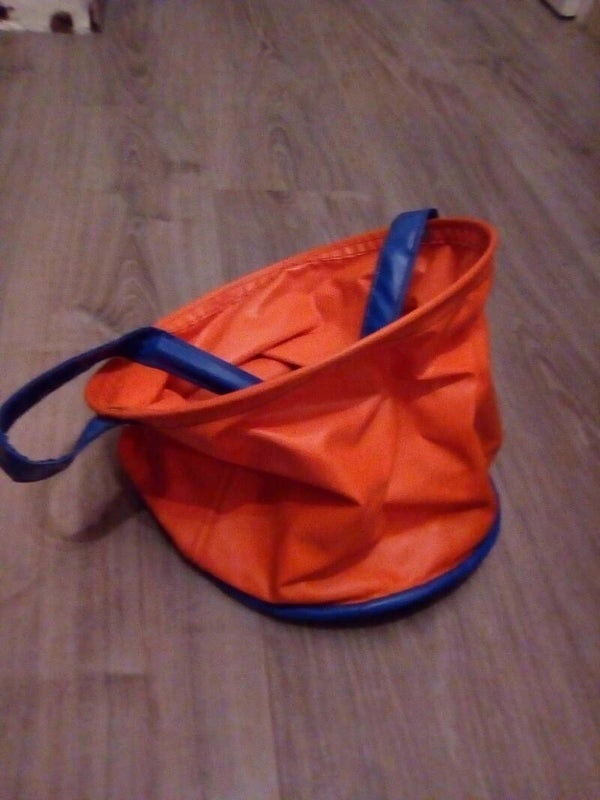 Emmer van plastic voor vissen