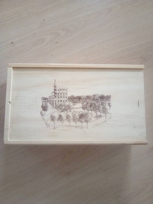 Wijnkist met deksel afbeelding stadhuis Beverwijk