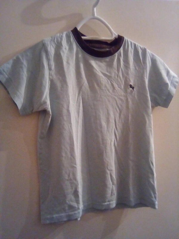 T-shirt Logg licht blauw met bruine kraag en logo