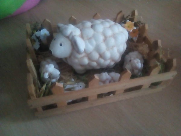 Decoratie schapen binnen een hek met stro