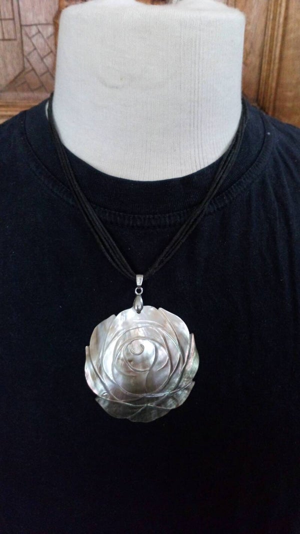Ketting schelp aan touwtjes
