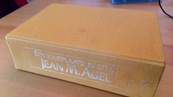 Jean M. Auel - Een vuurplaats in steen deel 5