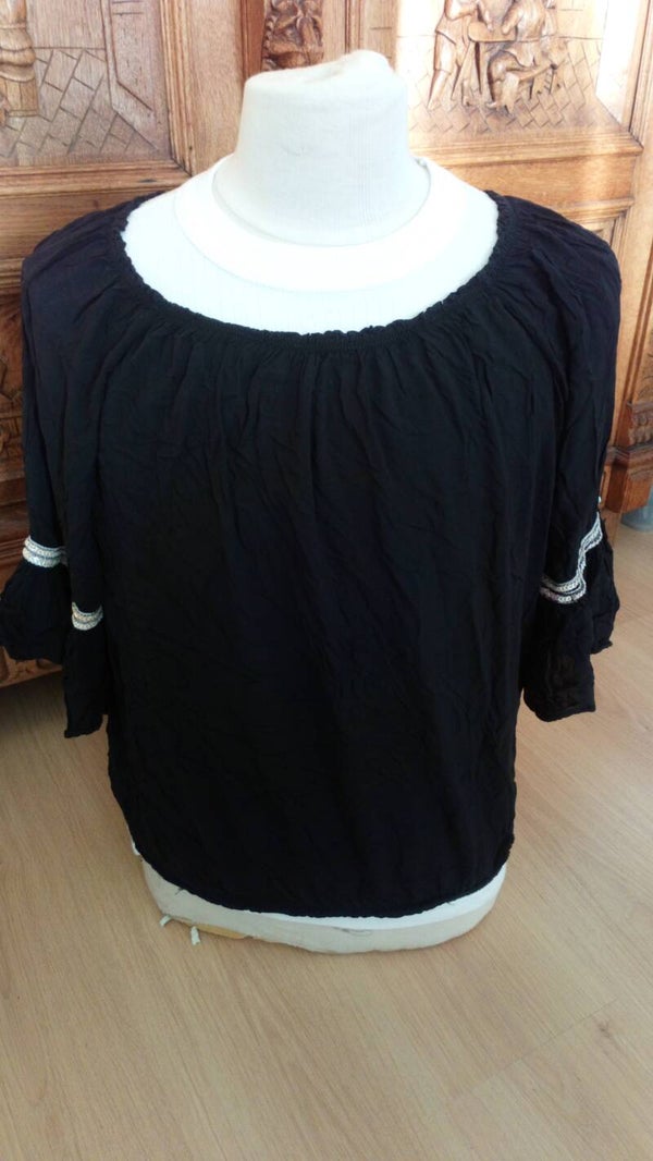 Top zwart met pailletten op de mouw Maat 42