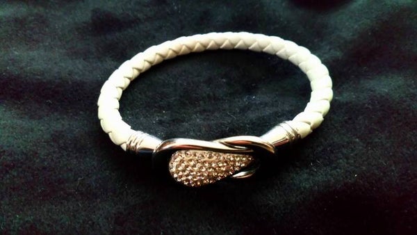 Armband wit met zilverkleurige sluiting met imitatiediamant