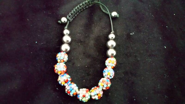 Armband met ronde zwarte bollen en bollen met gekleurde steentjes