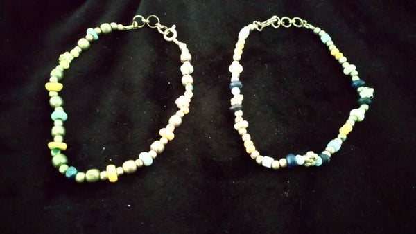 Armband kleine kraaltjes zilverkleurig/lichtblauw/crèmekleurig