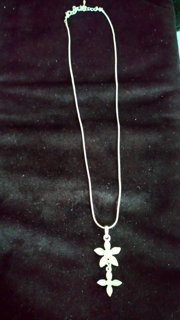 Ketting zilverkleurig met hanger bloemetjes met glitterstenen