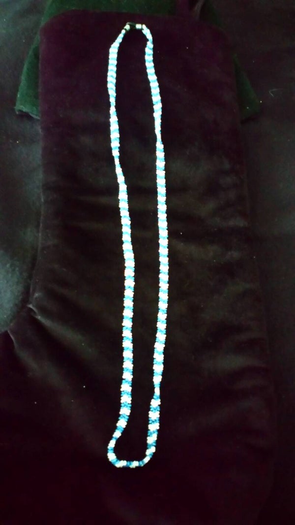 Ketting blauw / wit kleine kraaltjes