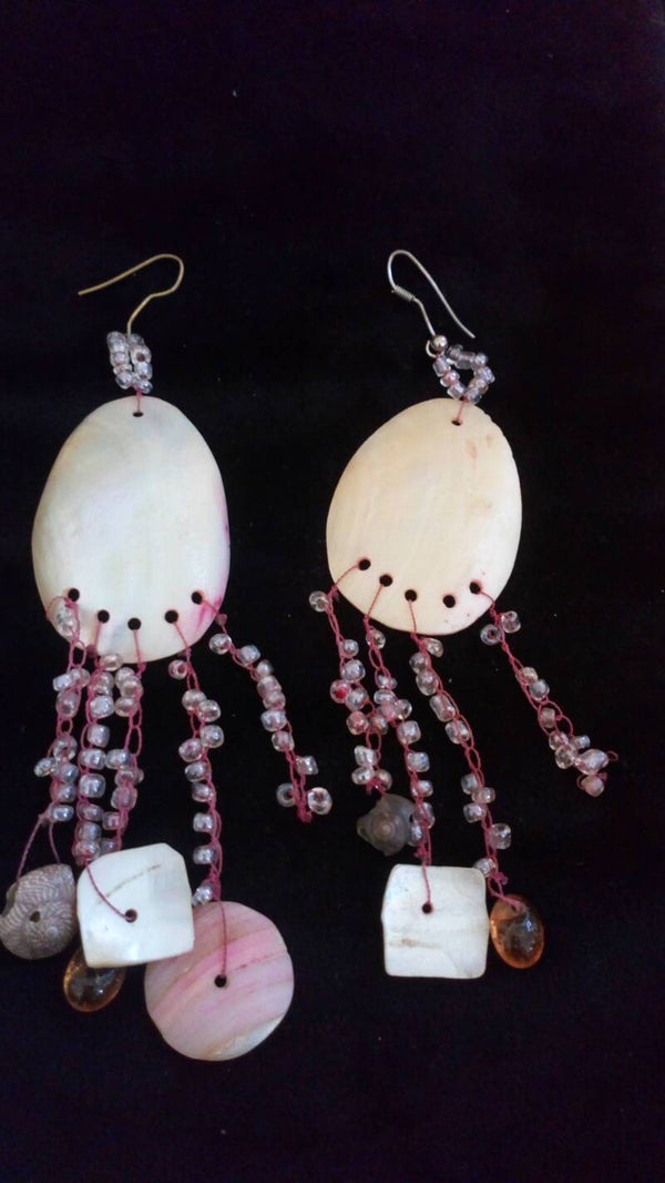 Oorbellen schelp met roze draad en steentjes
