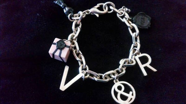 Armband zilverkleurig met hangertjes