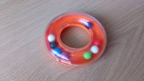 Rammelaar rond met ballen