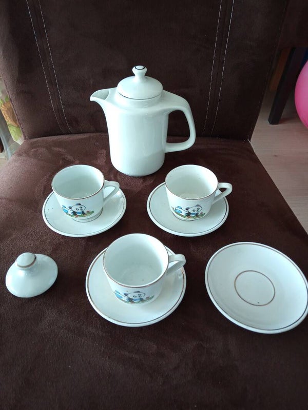 Theepot met kleine kop en schotels