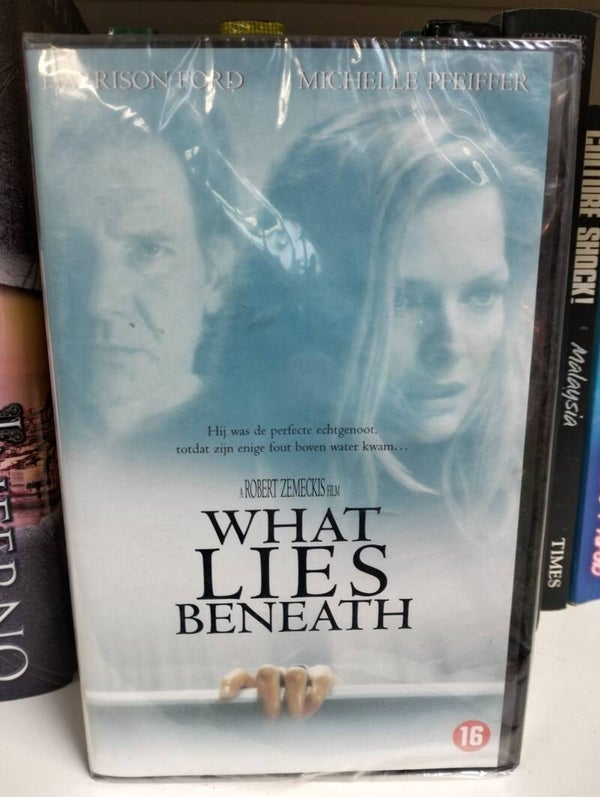 VHS videoband What lies beneath NIEUW