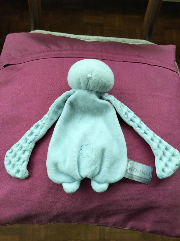Knuffeldoek licht blauw Koeka 18 cm