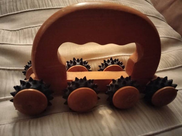 Handmassageapparaat van hout met 8 wielen