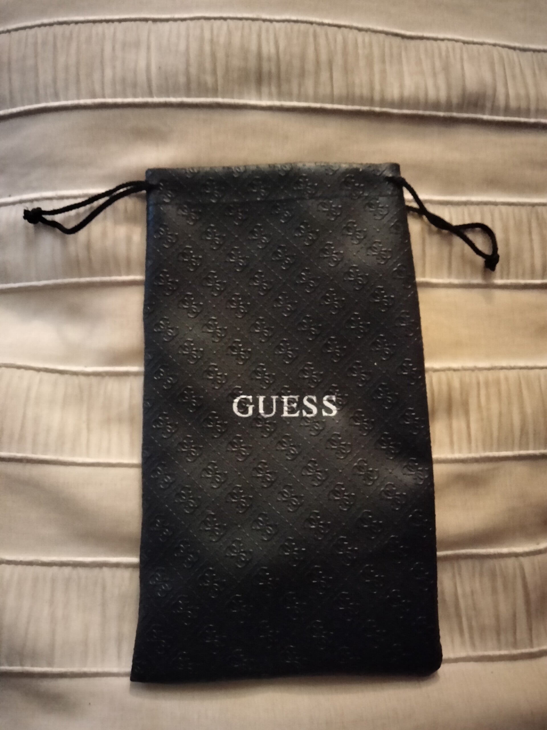 Brillenhoes Guess