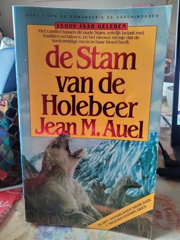 Roman Jean M. Auel de stam van de Hollebeer