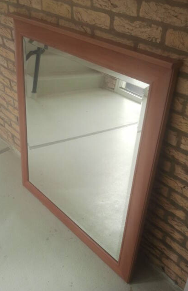 Spiegel voor aan de wand met houten lijst