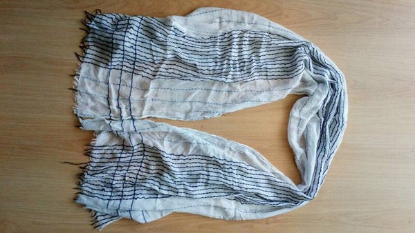 Sjaal met zwarte draad