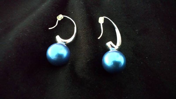 Oorbellen zilverkleurig met blauwe bal