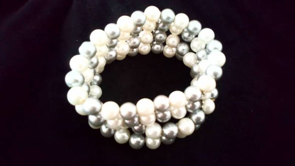 Armband ronde glanskralen grijs/wit
