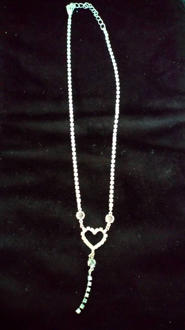 Ketting zilverkleurig imitatiedamantjes met hartjes hanger