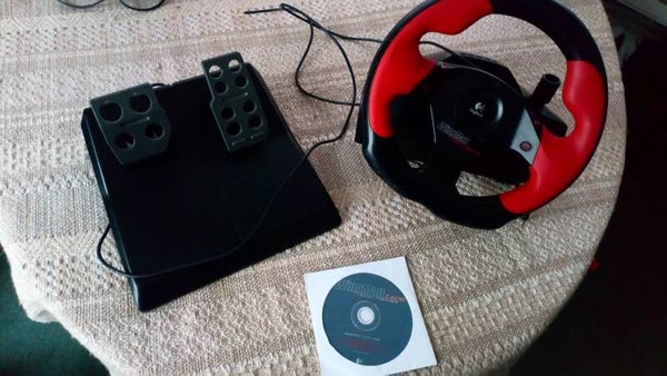 Logitech Wingman Formula Force GP racestuur, incl. racepedalen, kabels, cd en adapter. 