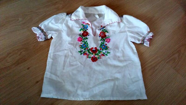 Shirt geborduurde bloemen maat 122