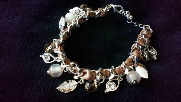 Armband zilverkleurige ketting met bedels, roze accenten