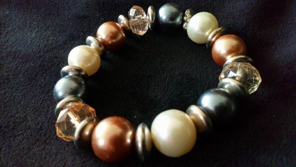 Armband gekleurde parels en platte kralen wit/grijsblauw/roze