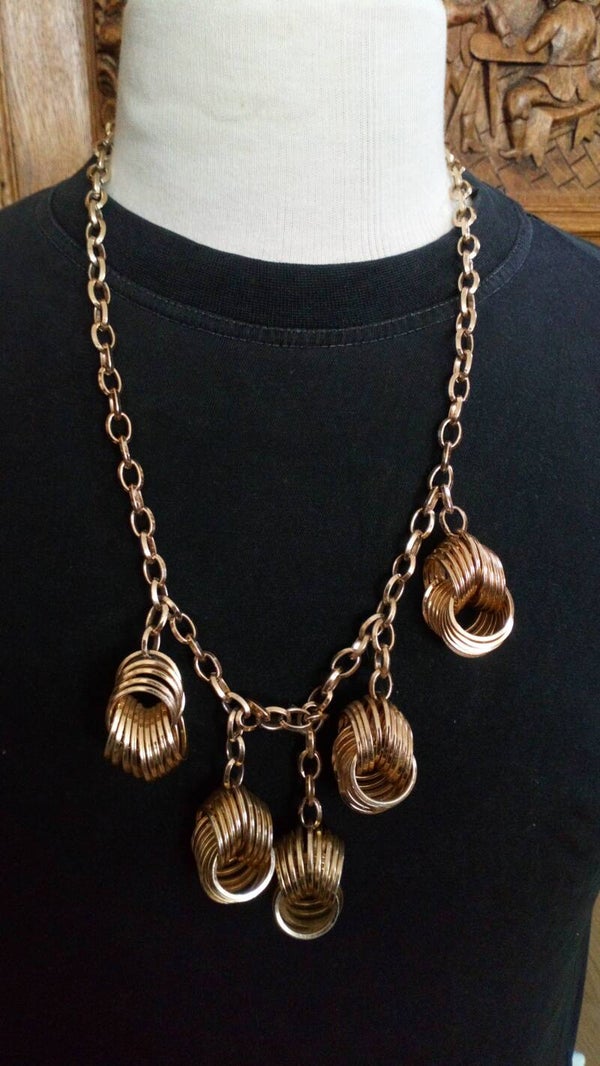 Ketting goudkleurig met 5 x ringendecoratie