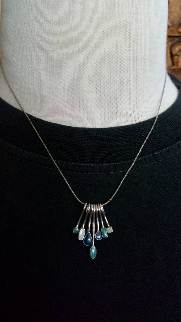 Ketting zilverkleurig met 7 hangers met kleuraccent blauw/groen