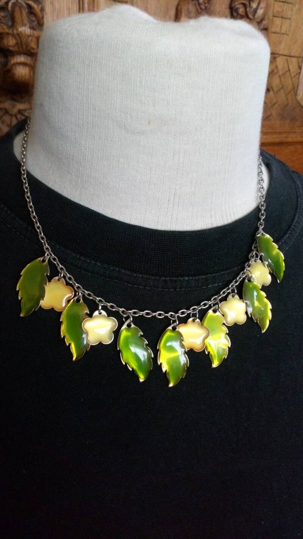 Ketting zilverkleurig met metalen groene bladeren