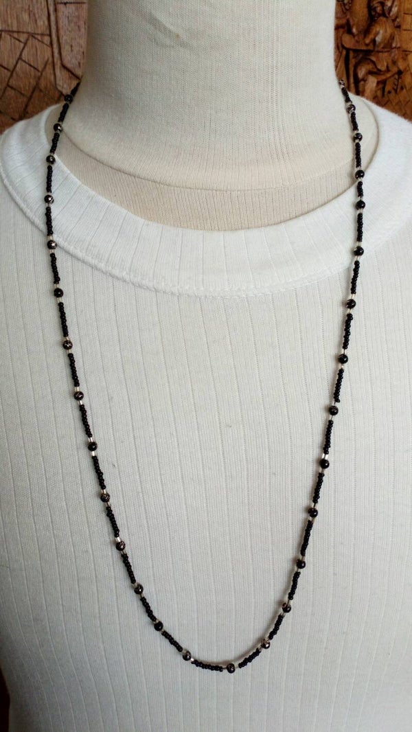 Ketting met kleine zwarte steentjes