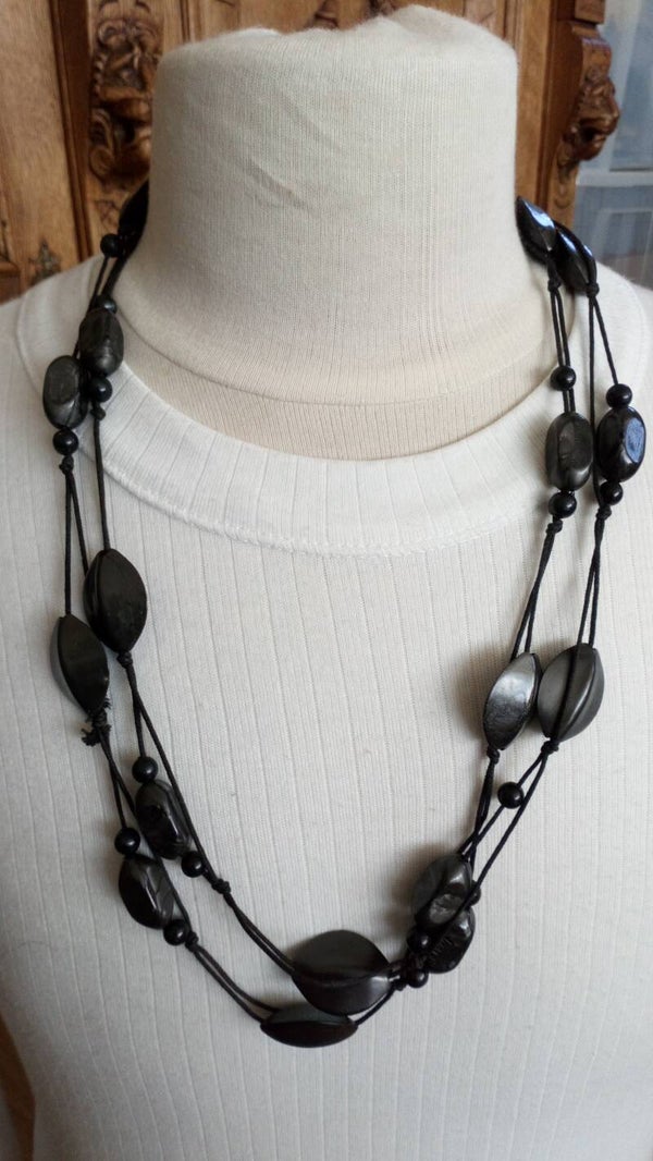 Ketting lang met zwarte stenen aan koord