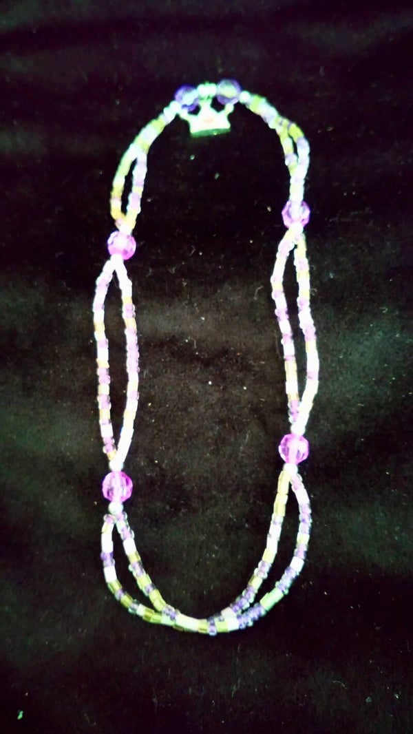 Armband kleine paarse en roze steentjes met kroon