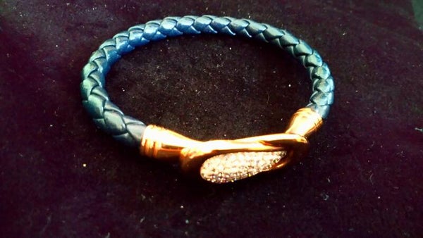 Armband donkerblauw met goudkleurige sluiting met imitatiediamant