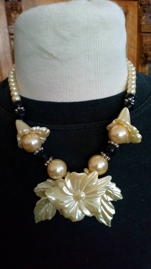 Ketting imitatie parels en plastic versiering