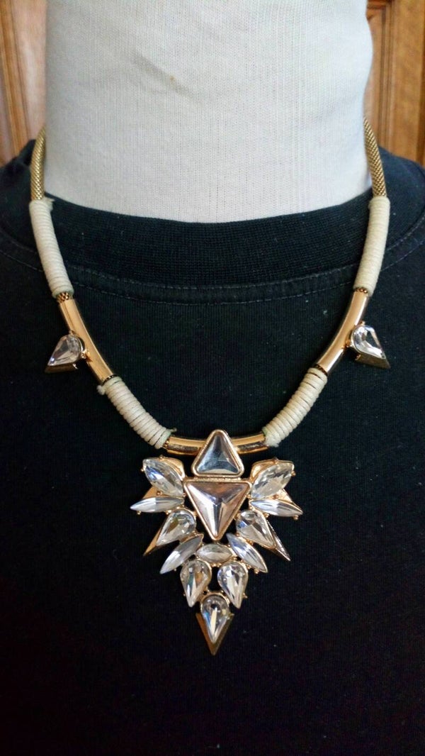 Ketting goudkleurig met touw, metaal en imitatie diamanten