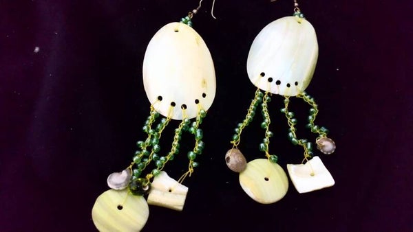 Oorbellen schelp met groene steentjes