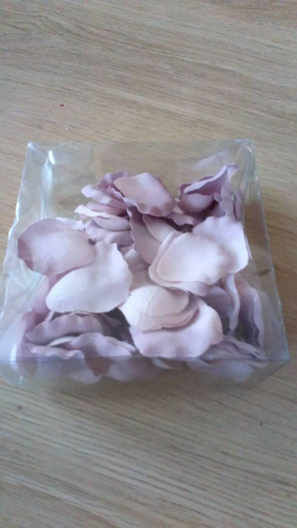 Rosenblätter lila