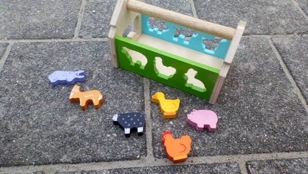 Houten bak met figuurtjes