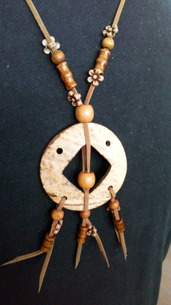 Ketting houten hanger aan bruin, leren koord