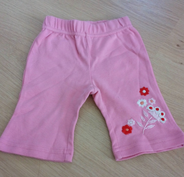 Broek Hema roze met geborduurde bloemetjes, maat 56
