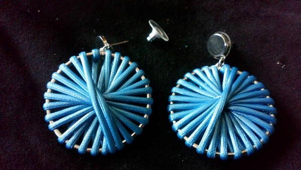 Oorbellen zilverkleurig met blauw gewoven accent