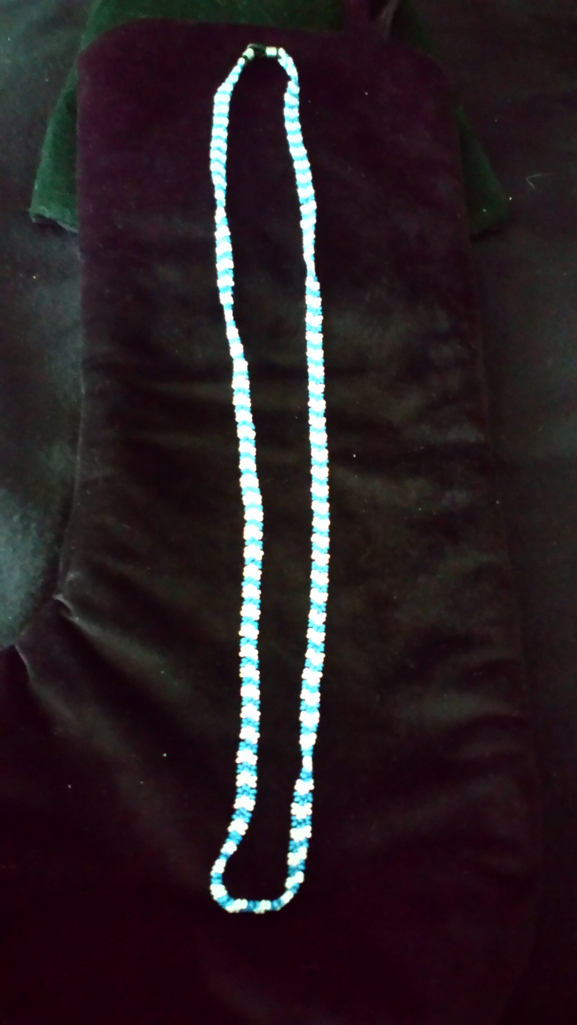 Ketting blauw / wit kleine kraaltjes