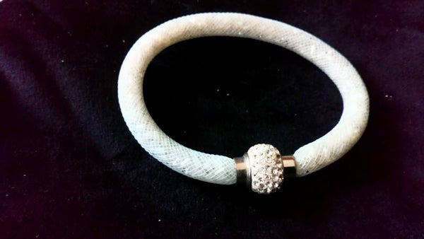 Armband wit effect slangenleer met diamantsluiting*