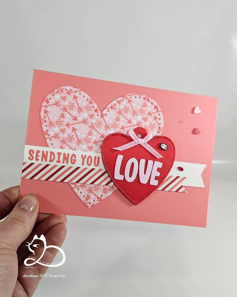 Op deze kaart zie je een paar mooie harten en de tekst  Sending You Love met de collectie Made with Love