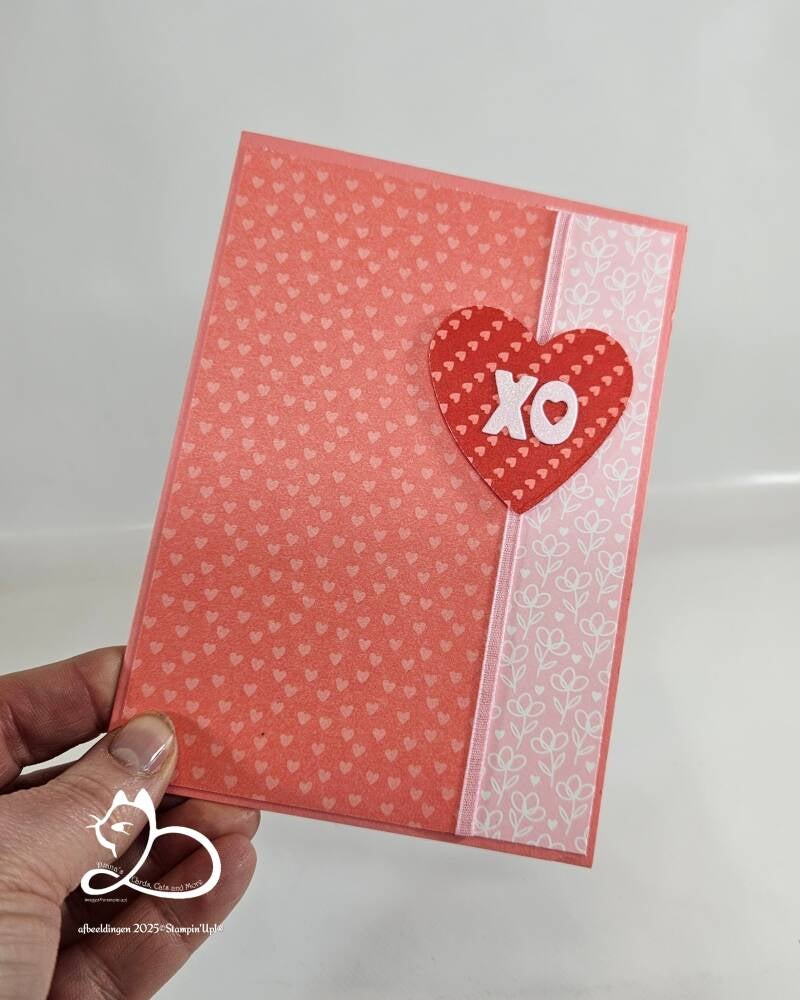 Op deze kaart zie je verschillende stukken designpapier en  een lief hartje uit de collectie Made with Love