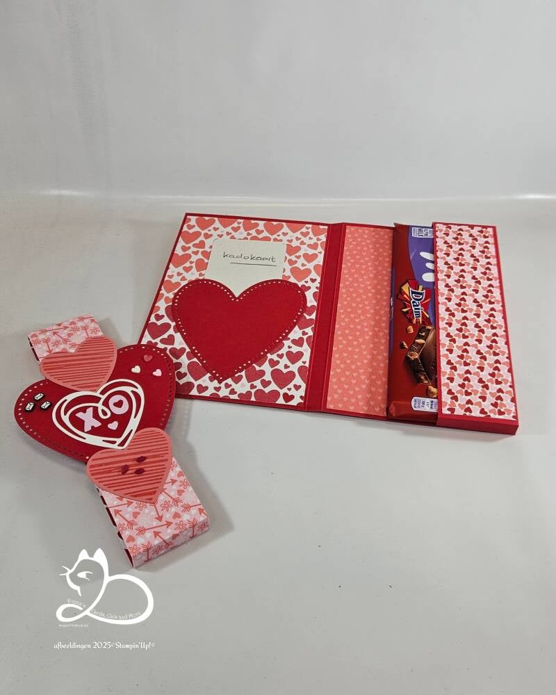 Hier zie je de binnenzijde van het kado-mapje met de harten uit de collectie Made with Love dat ik maakte voor de workshop van februari